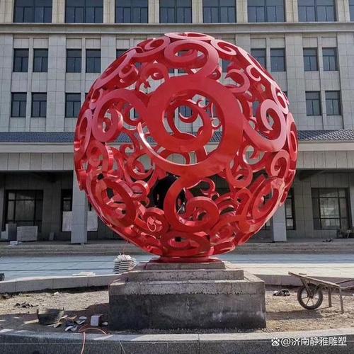 这类工厂通常具备大型金属加工设备与技术支持,能够承接高度数米乃至